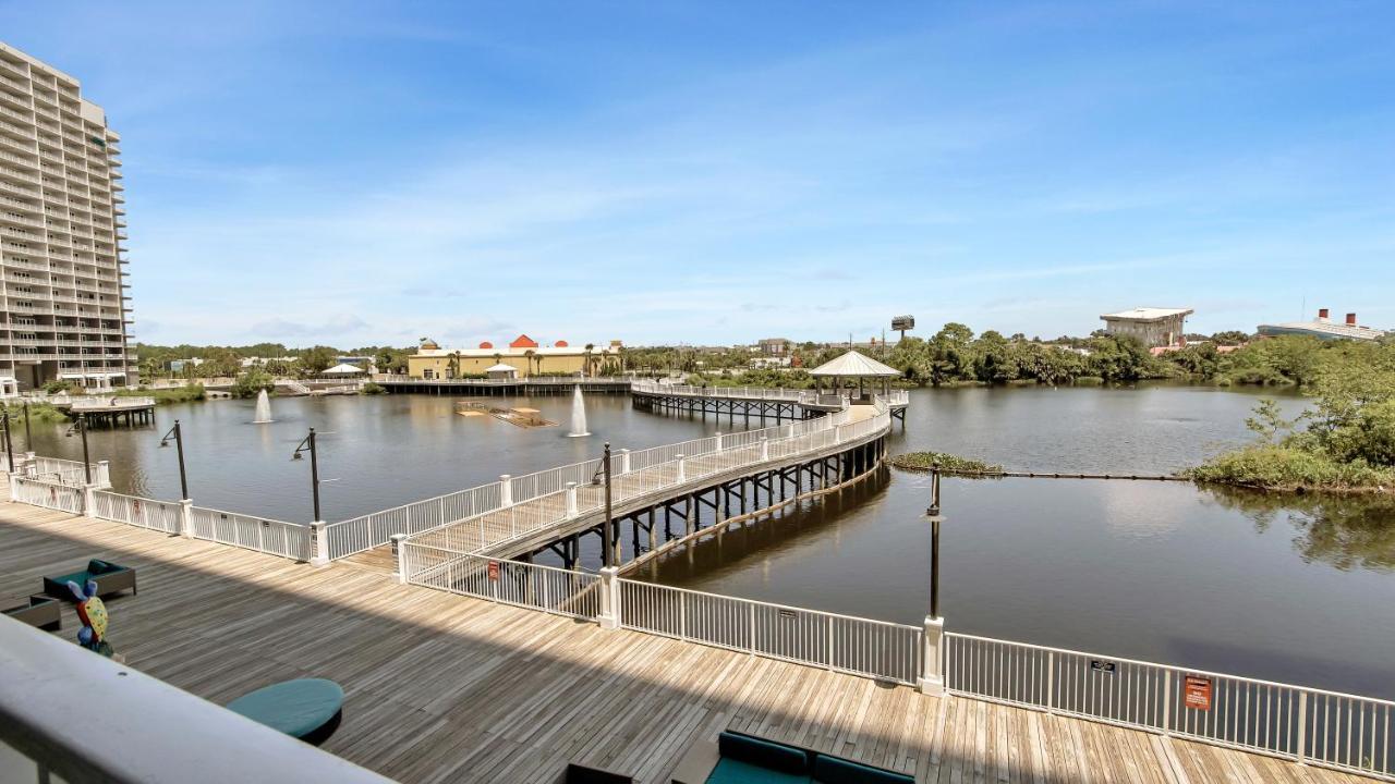 Laketown Wharf 0109 *